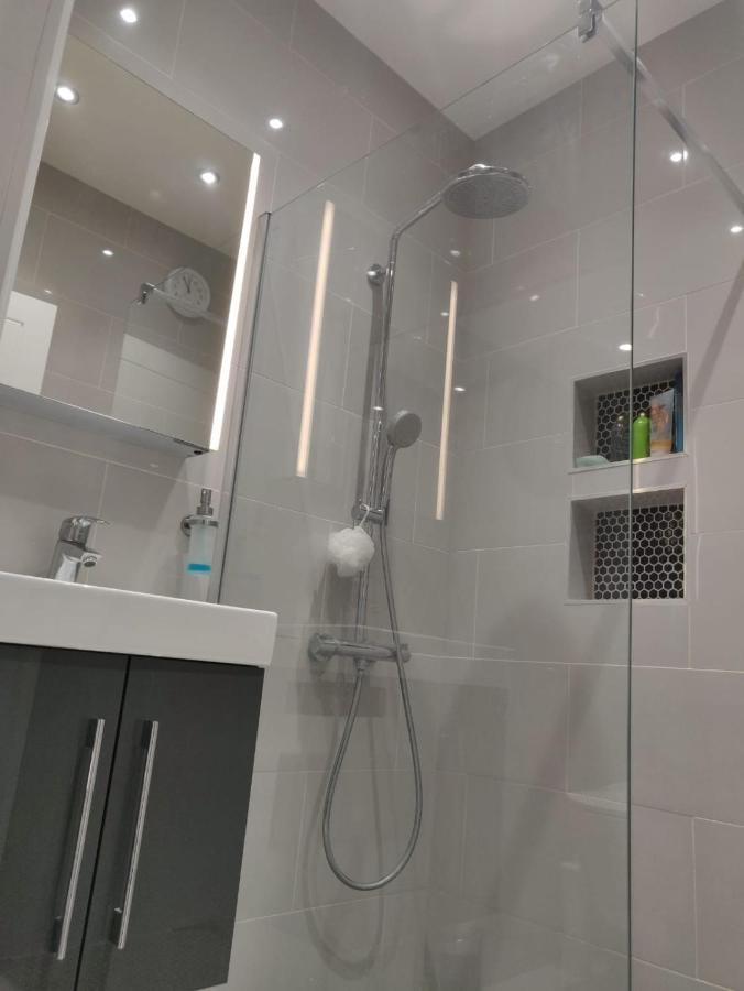 Stunning Double Room In Harrow Wembley - Khoob House Londra Esterno foto